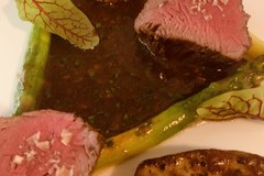 Polędwica wołowa z zielonymi szparagami, sosem truflowym i foie gras