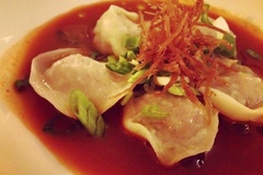 
                Pierożki z gęsią, krem z buraka i turbot smażony