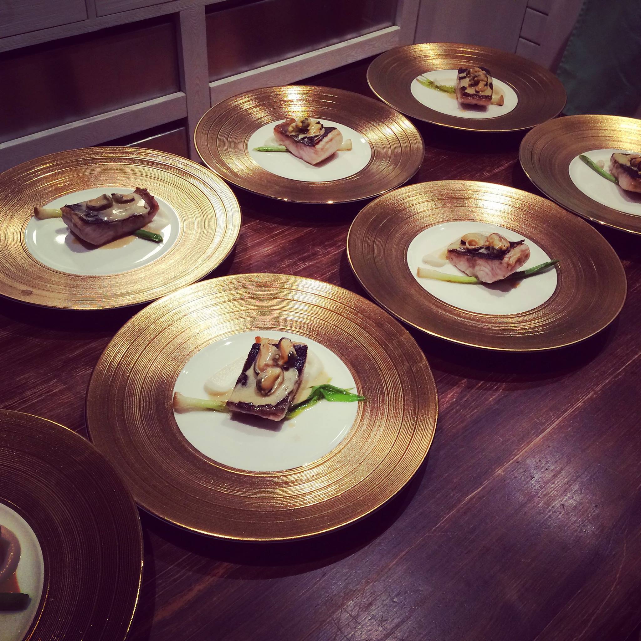 Mamy dostęp do szerokiego wyboru pięknych talerzy na wynajem. Tu jesiotr serwowany przez chefa Przemka Woźnego z Gdyni