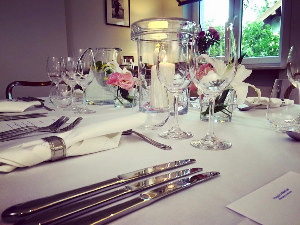 Ułóż serwety dla każdego z gości, ustaw kwiaty i świece